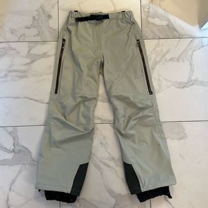 Arc’teryx Women’s Gore-Tex Snow Pant size Small 4-6 Tan with Dark Red Zippers